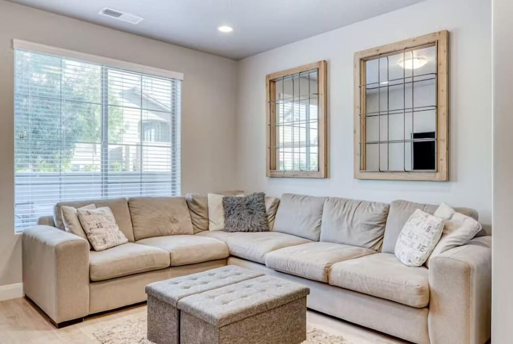The Modern Villa - Pet Friendly 3 Bedroom Townhouse