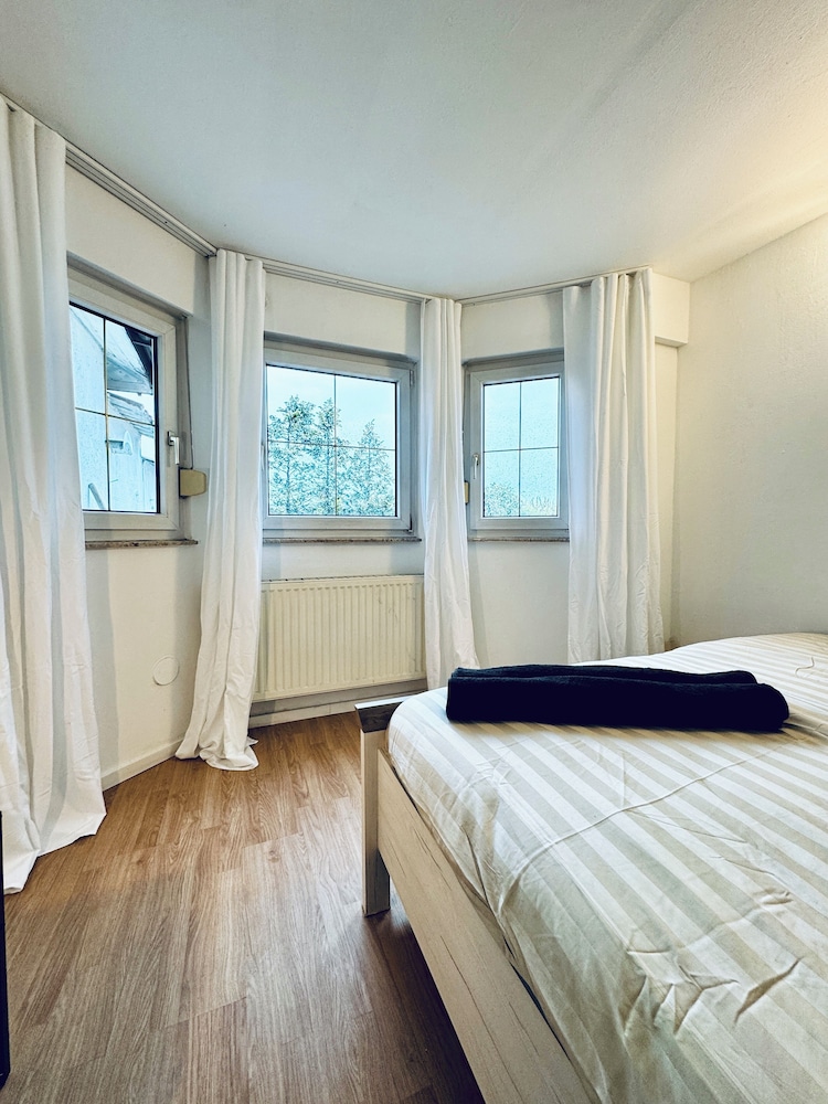2BR Apt With Balcony Blumengärten