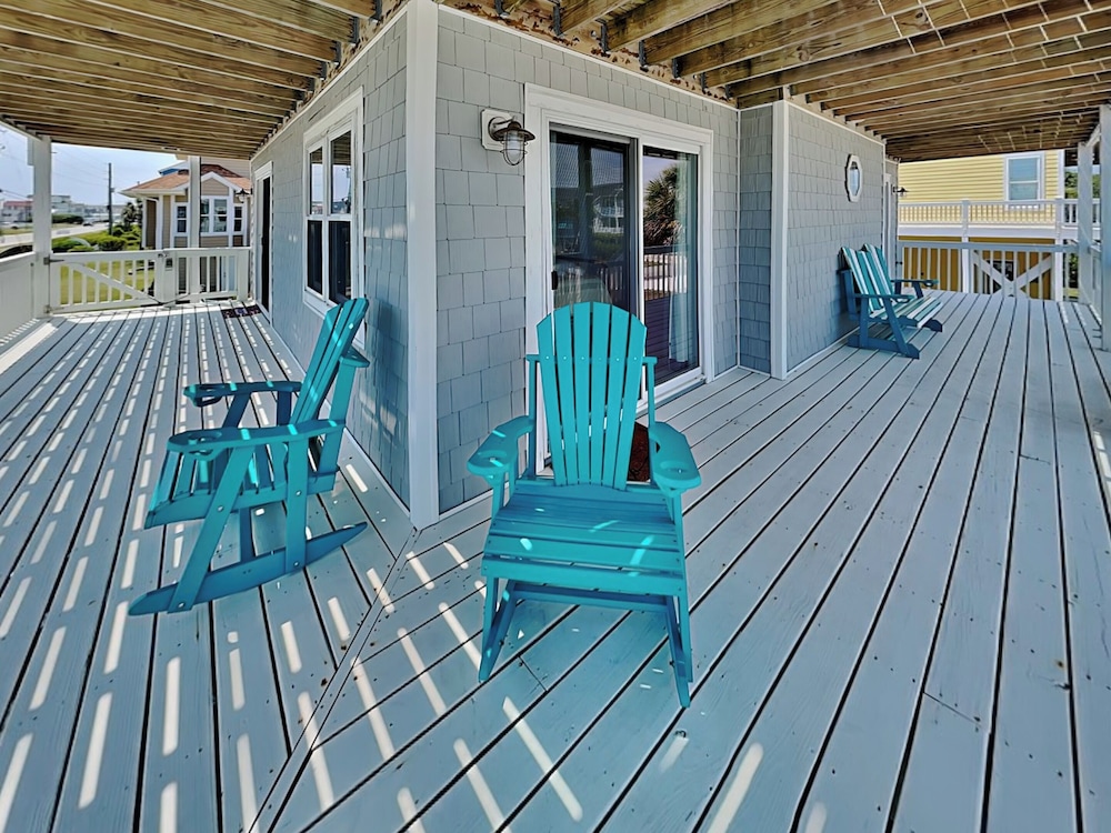 Salty Seahorse by Topsail Realty