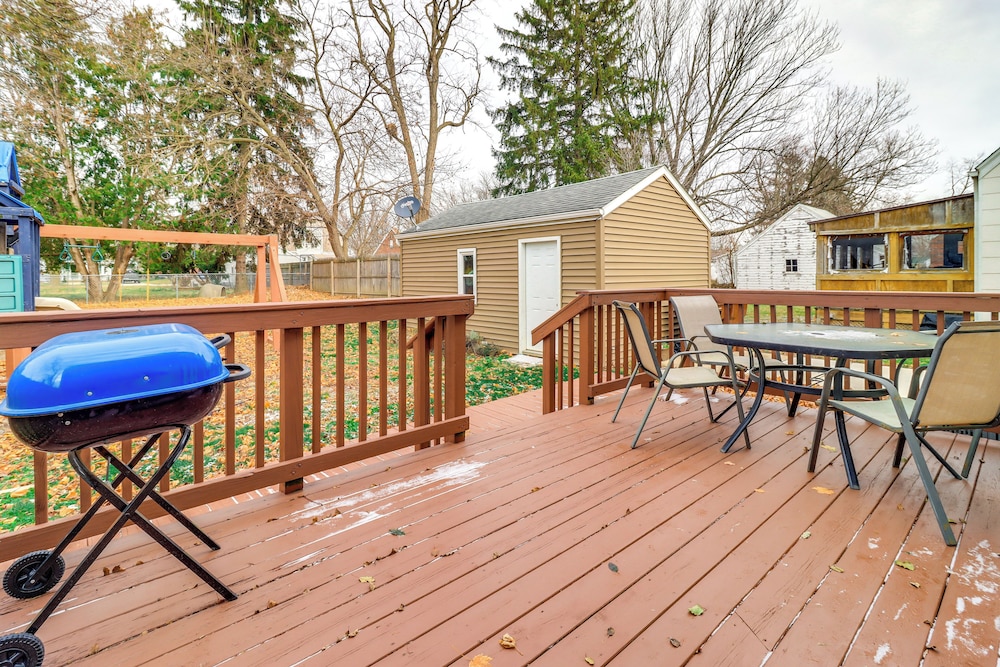Walk to Adrian College: Family Home in Michigan