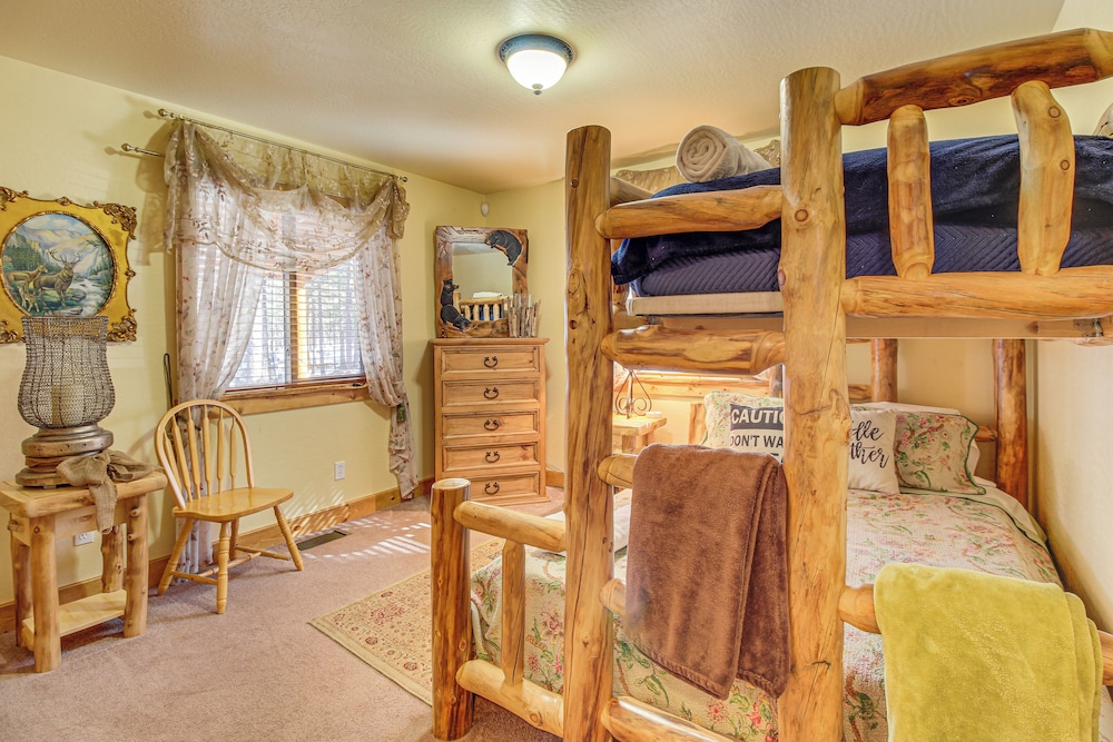 Family-friendly Cabin w/ Fire Pit in Forest Lakes