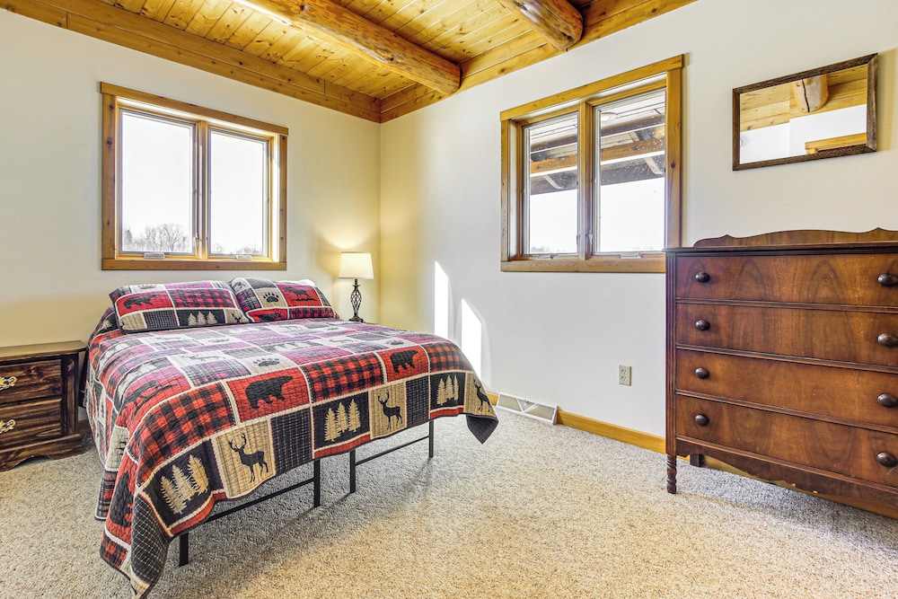 Log Home w/ Deck & Sunset Views: 19 Mi to Oconto!