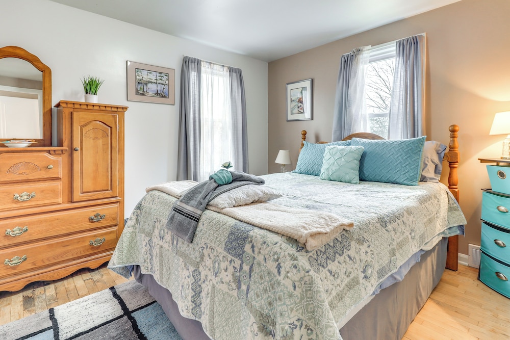 Walk to Adrian College: Family Home in Michigan