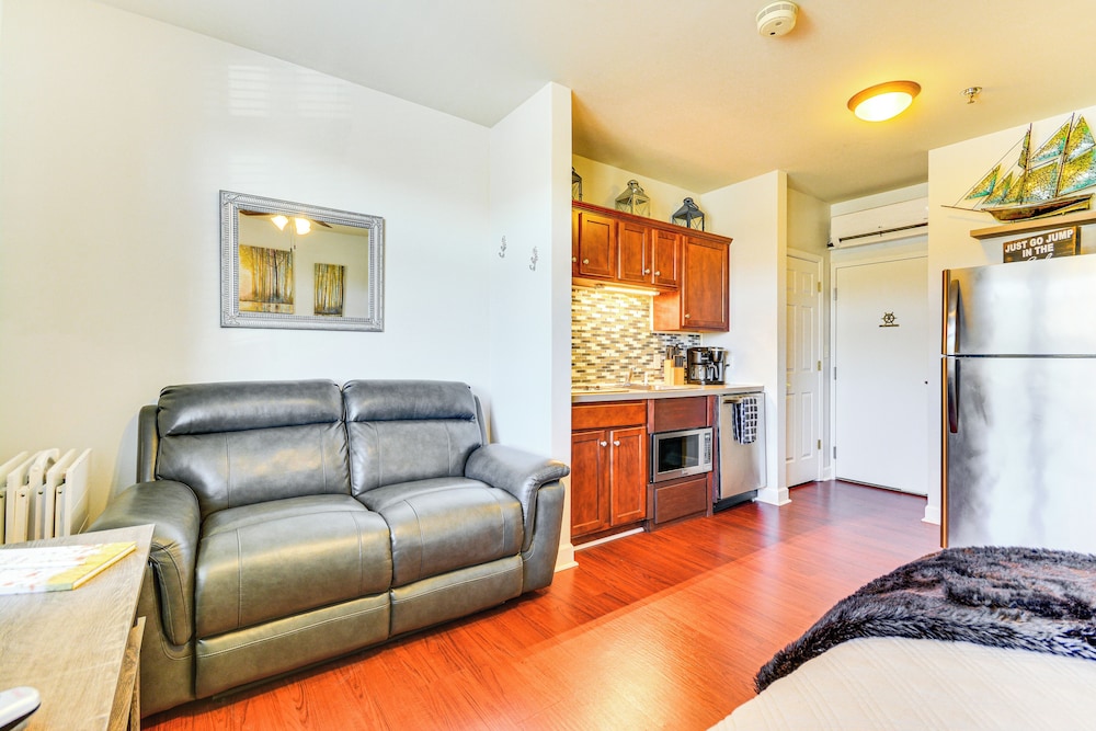 Pool & Lake Access: Mariners Landing Resort Studio