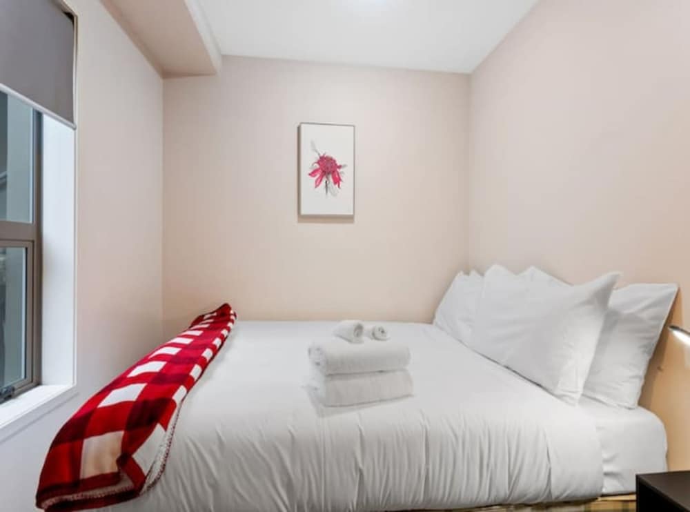 Uptown Two Bedroom Apartment With The Essentials photo 2