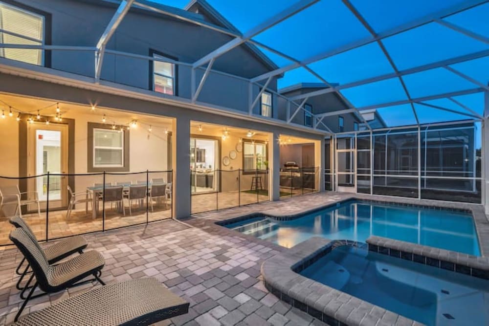 Spacious 8BR Villa Poolside Luxury Fun for 20