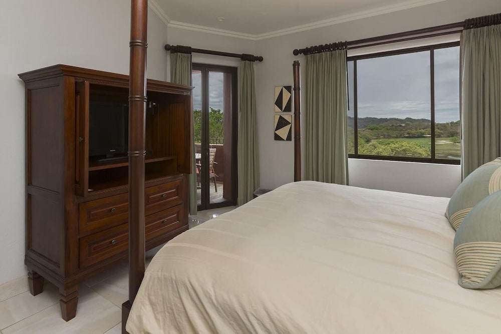 Recently Renovated Luxury Condo with Resort-Style Beach Club Access and Ocean Views view 2