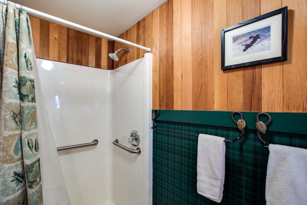 44mbr - Hot Tub- Pets Ok - Wifi - Bbq - Sleeps 8 2 Bedroom Home by RedAwning