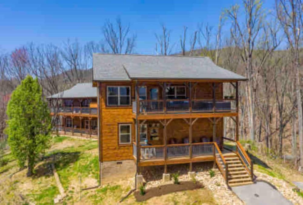 Lux Cabin Smoky Mtn View Dog Friendly Hot Tub