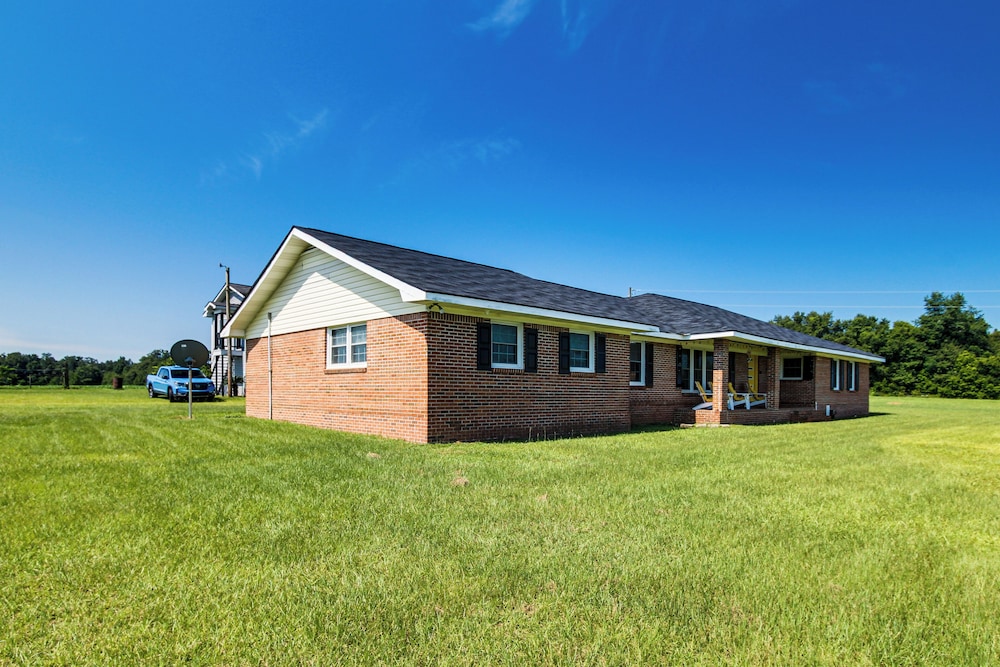 Group-friendly Home w/ Game Room in Albany!