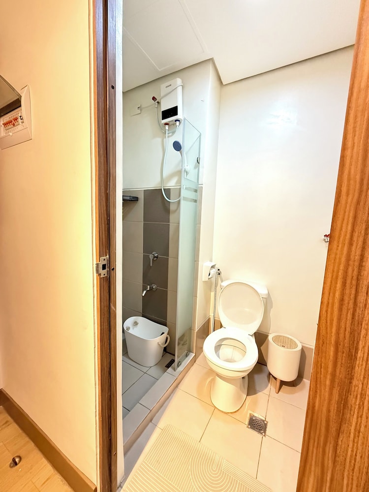 S&R Staycation Walk to SM Bicutan, With Karaoke,disney Plus, Netflix, Youtube