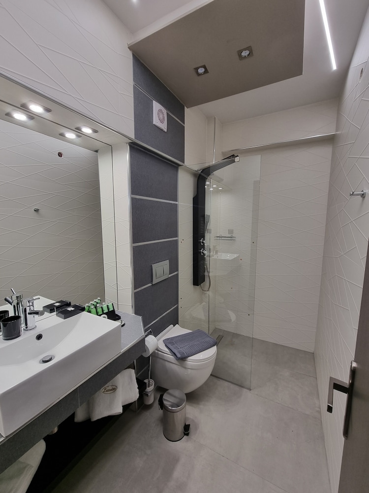 LUXSUITES