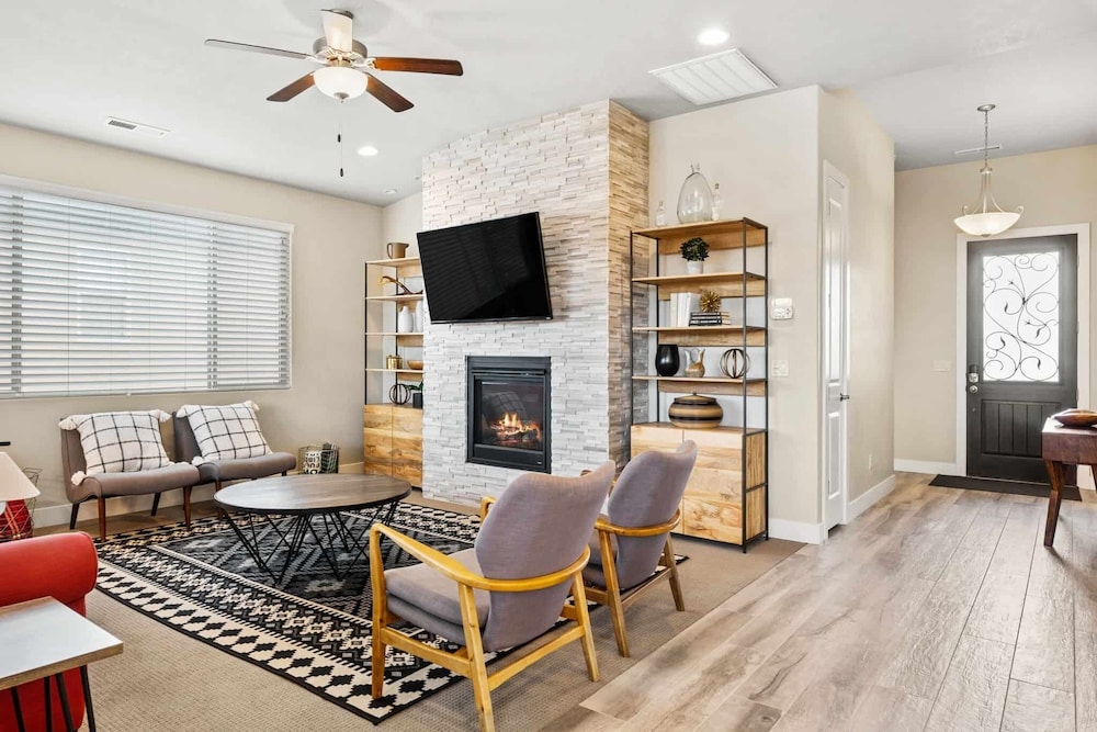 2 Units Reunion Property 7 Bedroom Home
