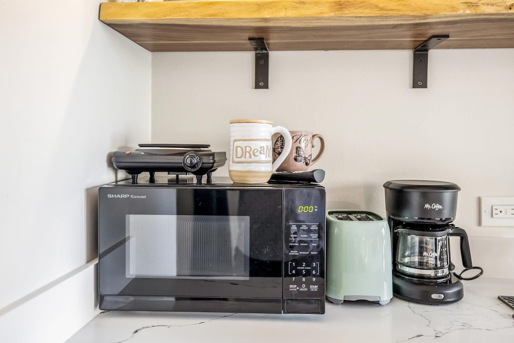 Bright Cozy Condo Unit With Balcony