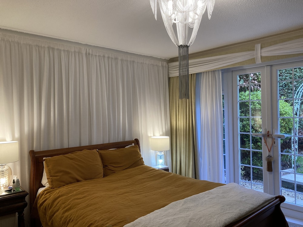 Stunning 2 Bed Bungalow in Liverpool Leafy Suburb view 2