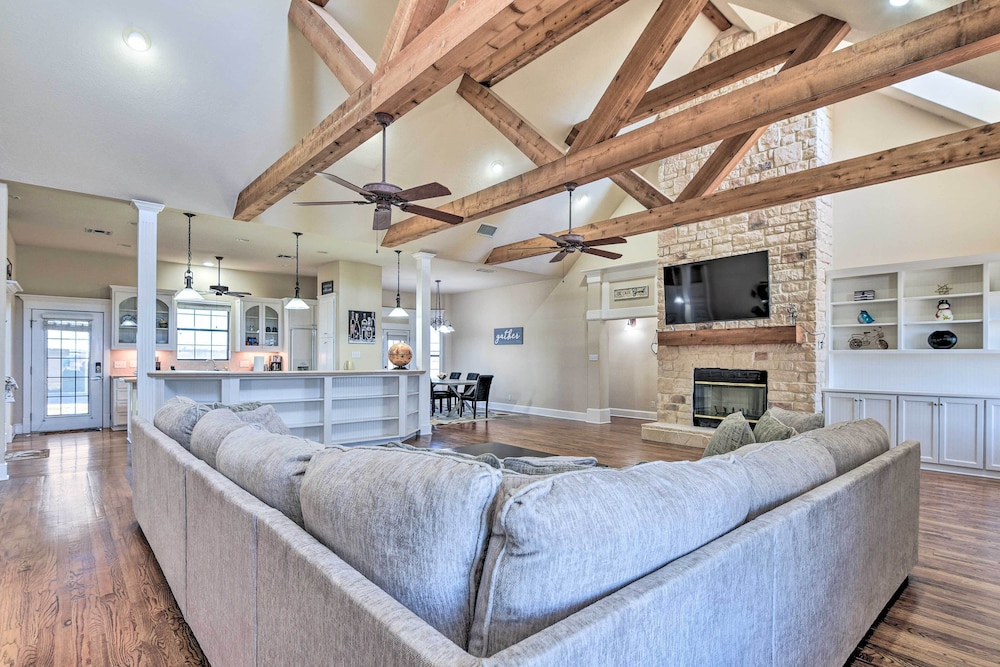 8 Mi to White Rock Lake: Spacious Krum Home