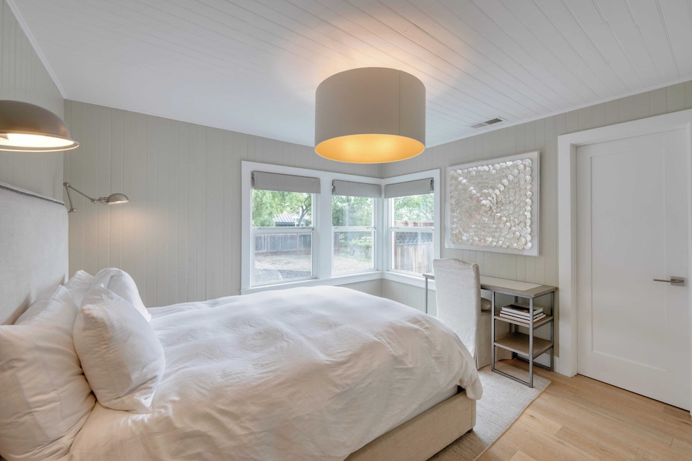Chic Sonoma Oasis w/ Pool, Bocce, Hot Tub + Minutes to Downtown