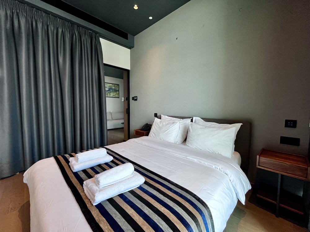 128 LIM - 2005 Stay Only Tower Suite