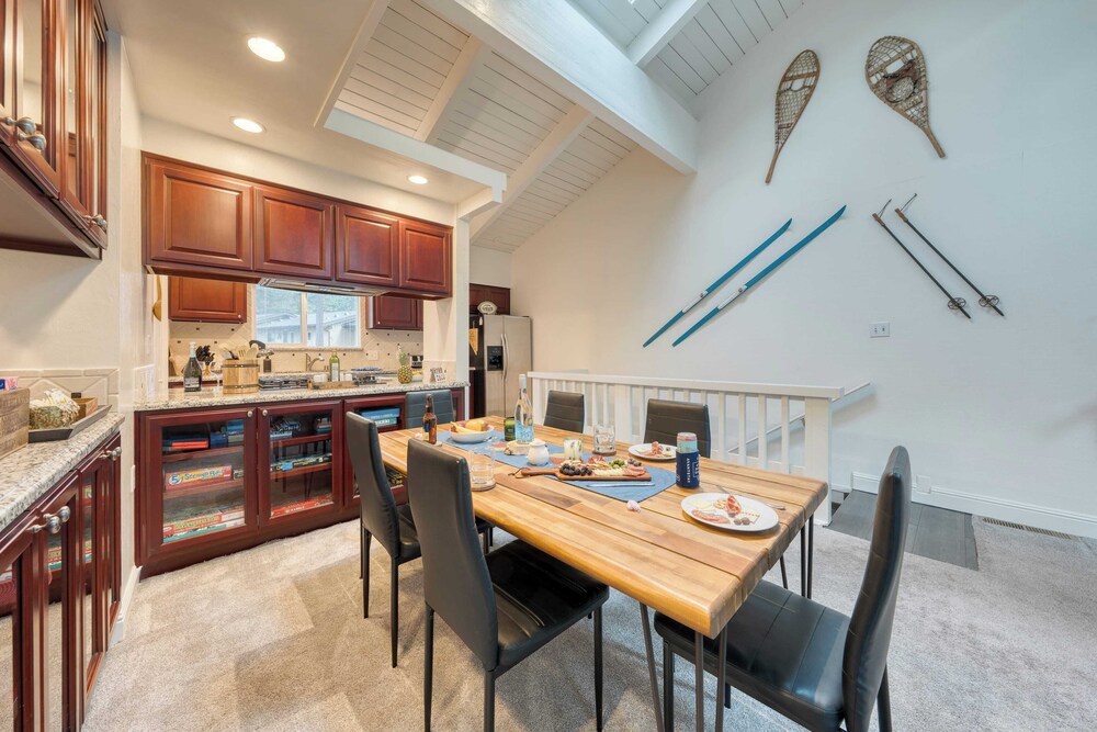 Ski Way by Avantstay Cozy Tahoe Home w/ Fireplace & Balcony