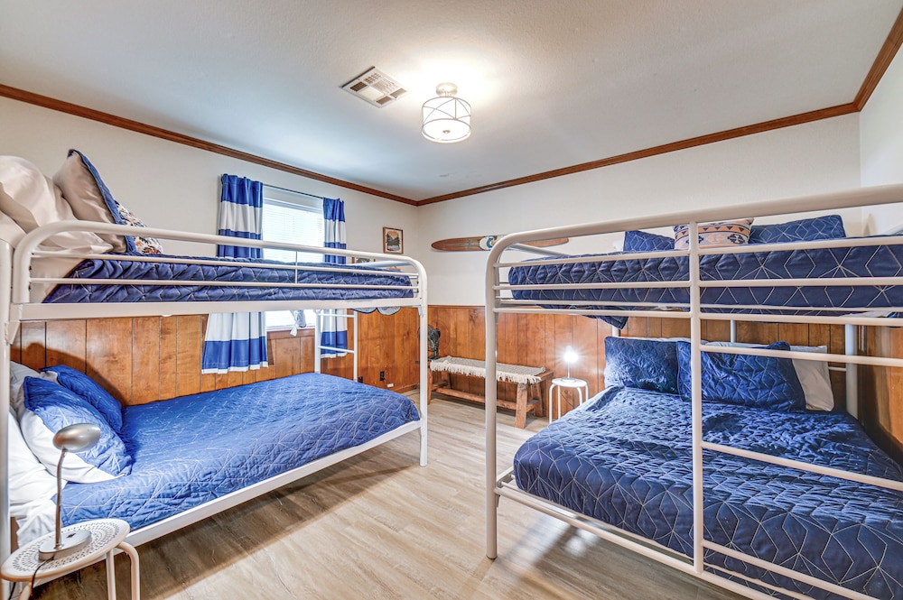 Home w/ Lake Texoma View, Game Room & Bar