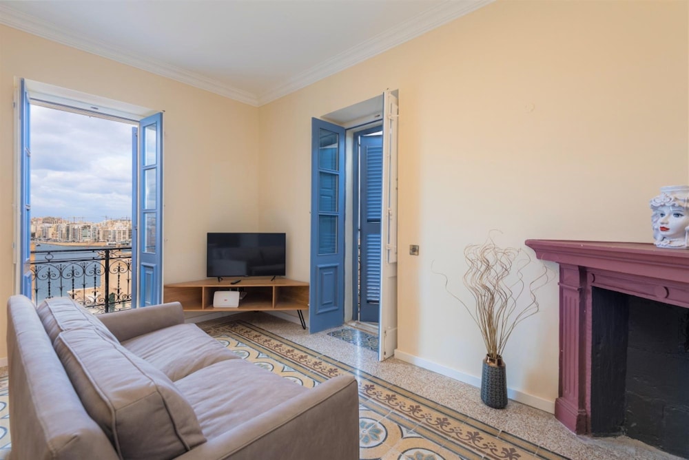Square and Sea Views - 1 BR With Ensuite