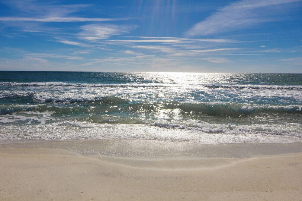 Coastal Hideaway: Cozy Beachfront Studio Sleeps 4 With Stunning Views!