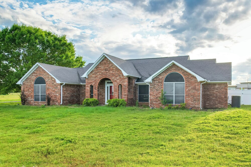9 Mi to Lake Texoma: Calera Escape w/ Gazebo!