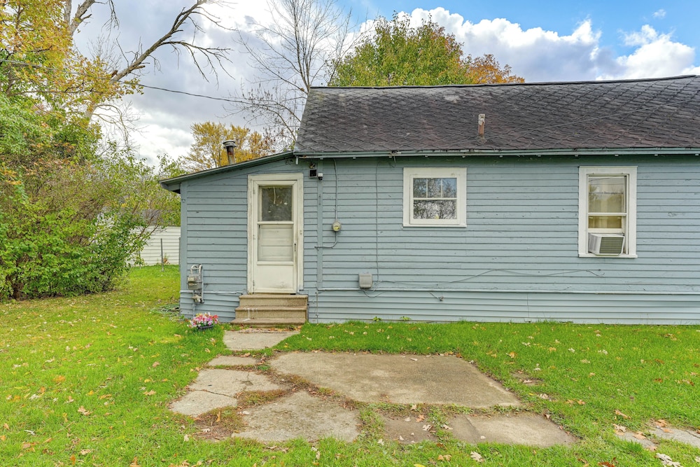 3 Mi to Dtwn Saginaw: Cozy Family Home w/ Yard!