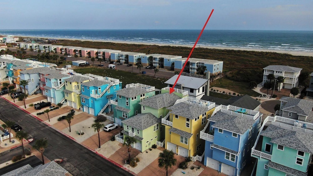 Walk to the Beach Ocean Views, Balcony Dining & Open Living Beachview 54 by Avantstay