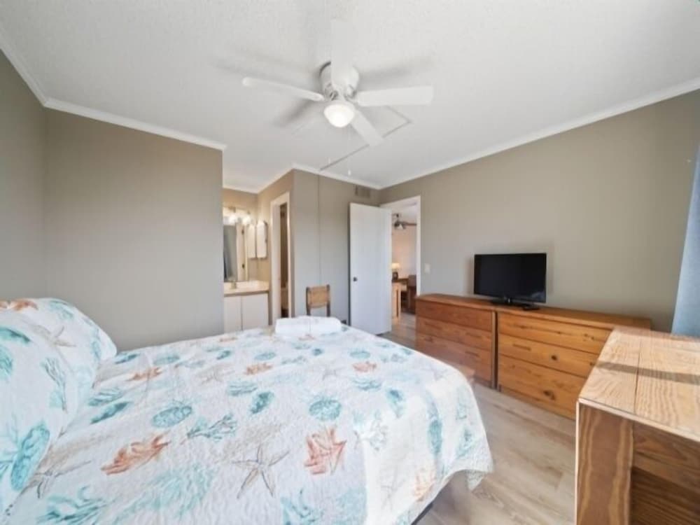 A Wave From It All 3 Bedroom Condo by RedAwning