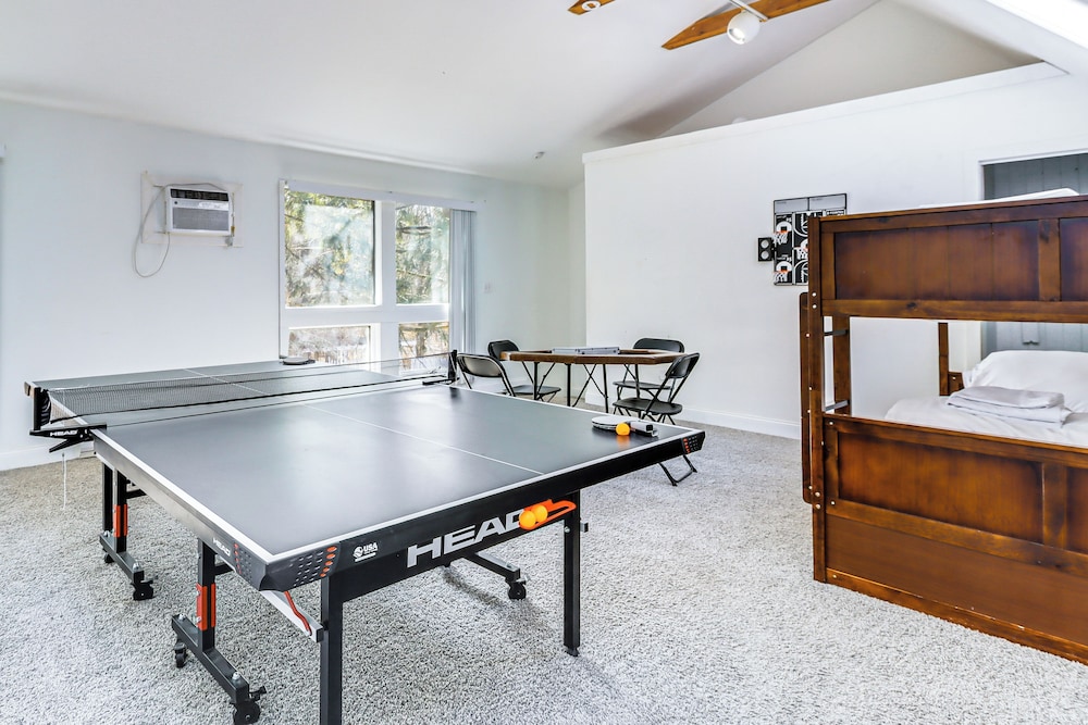 8 Mi to Slopes: Family Escape w/ Hot Tub in Cresco