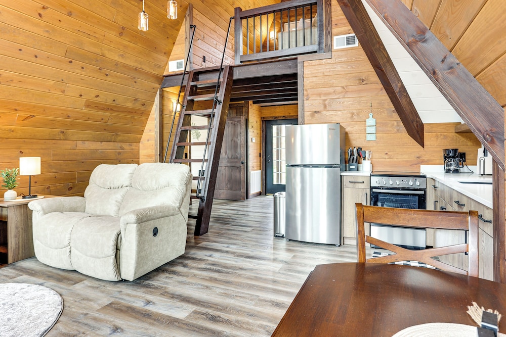 Hot Tub, Fire Pit, Bbq, On-site Pond: Kenton Cabin