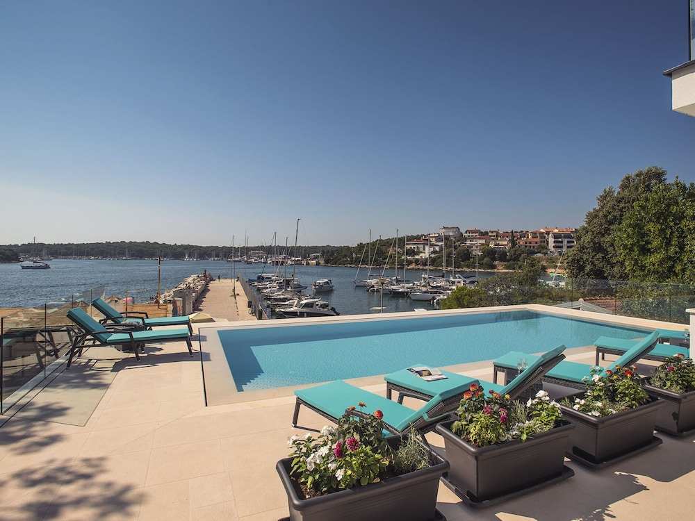 Beautiful Villa by the sea