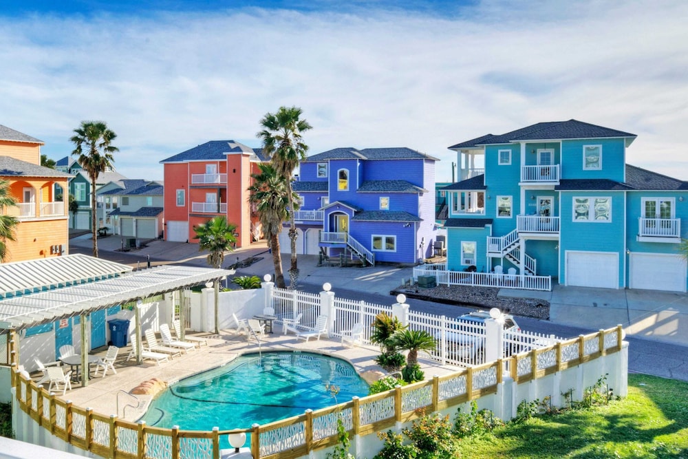 Sleeps 24 2 Homes w/ Beach Boardwalk Access & Deck Views Steps to the Beach