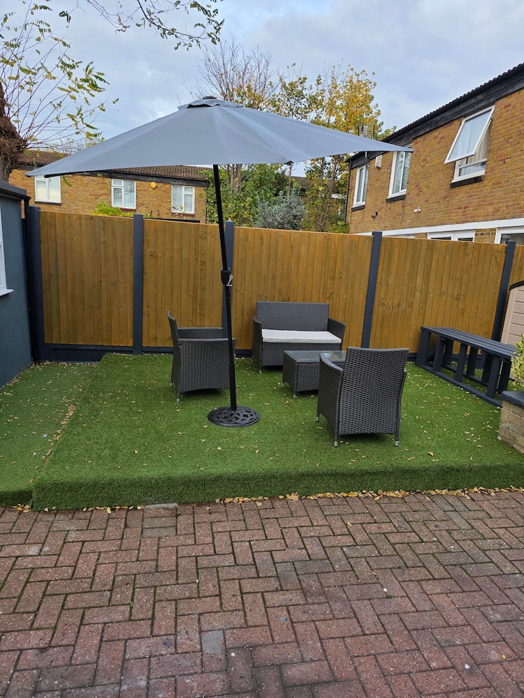 Charming 2 Bedroom Luxurious Home in Thamesmead South East London