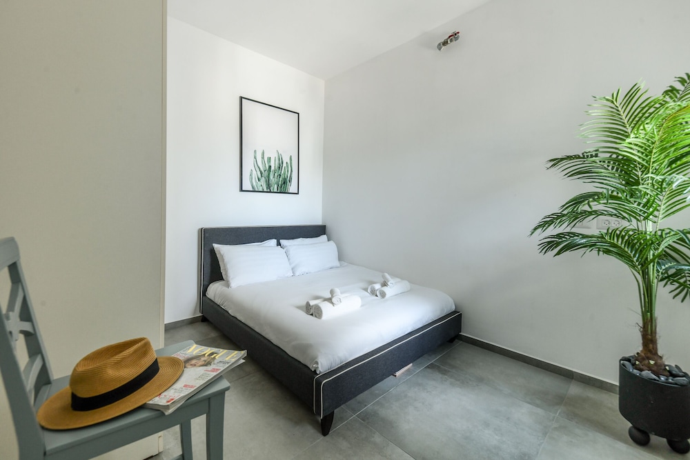 Opulent Ease 2BR Apt in Midtown view 4