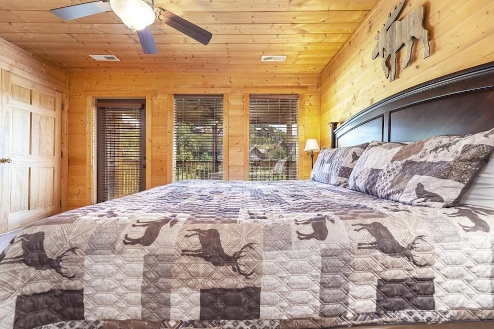 Valley View-tiful - 5 Bedrooms, 5 Baths, Sleeps 18 Home by RedAwning