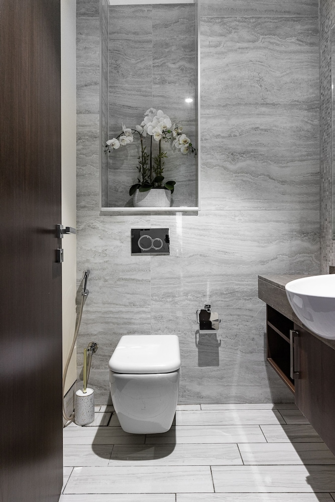 GLOBALSTAY. J One Tower Apartments