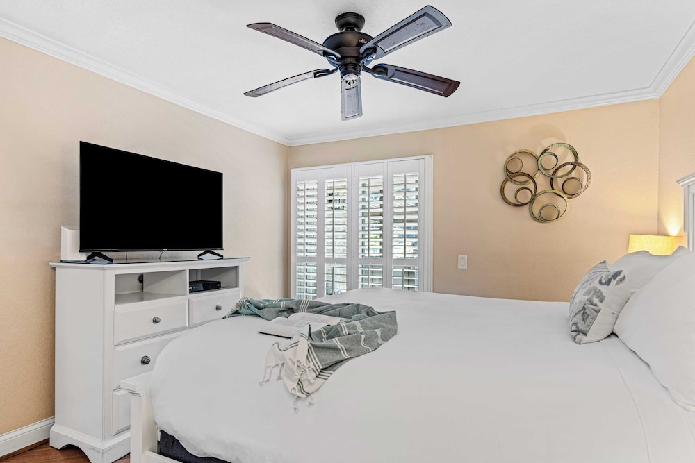 Close to Beach w/ Patio & Resort Amenities The Point at Corniche by Avantstay Str16-0458