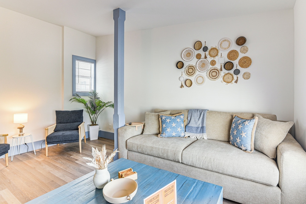 < 1/2 Mi to The Strand: Historic Galveston Apt!