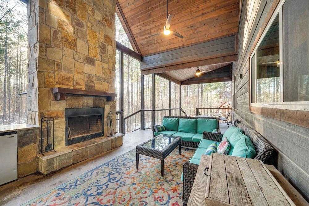 Hot Tub & Game Room: Spacious Cabin in Broken Bow!