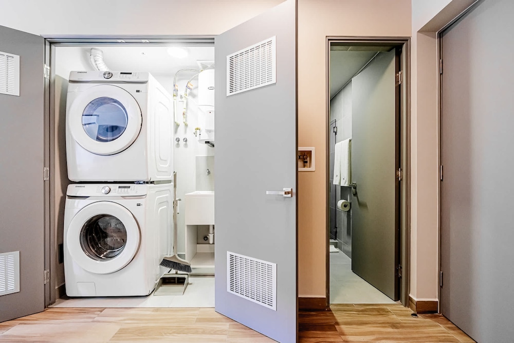 w Splendid 1BR in the Heart of Centriqo