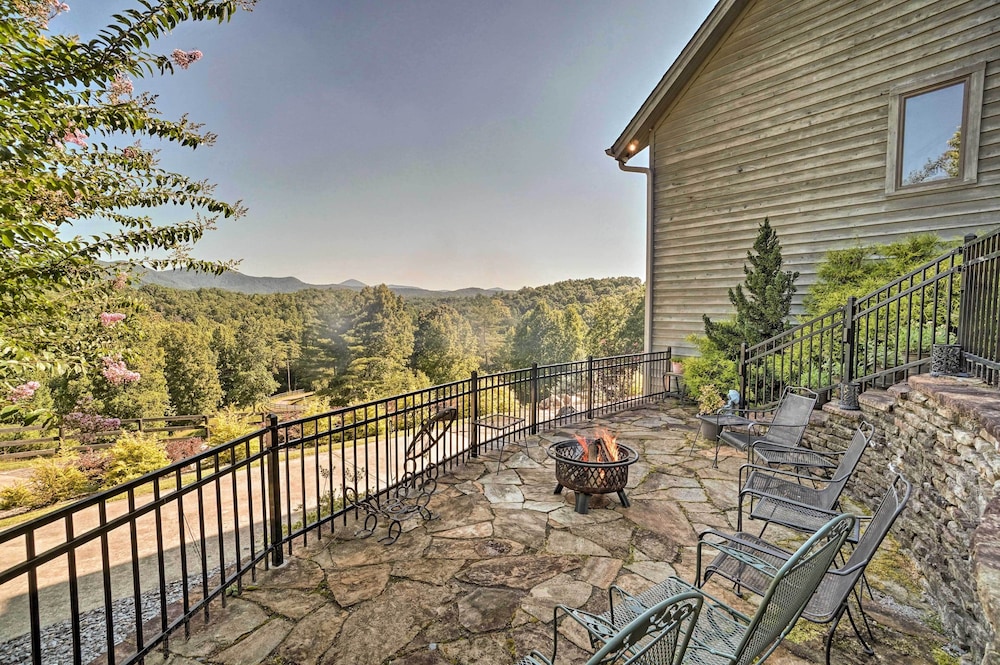 Hilltop Home w/ Panoramic Forest & Mountain Views!