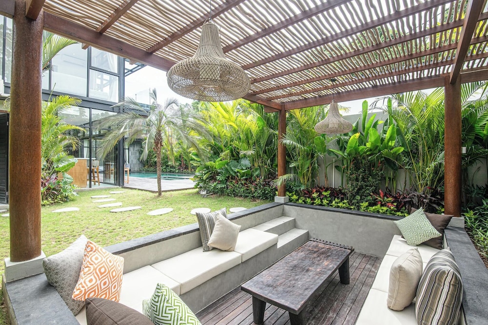 Elegant 6BR Canggu Villa Steps From the Ocean