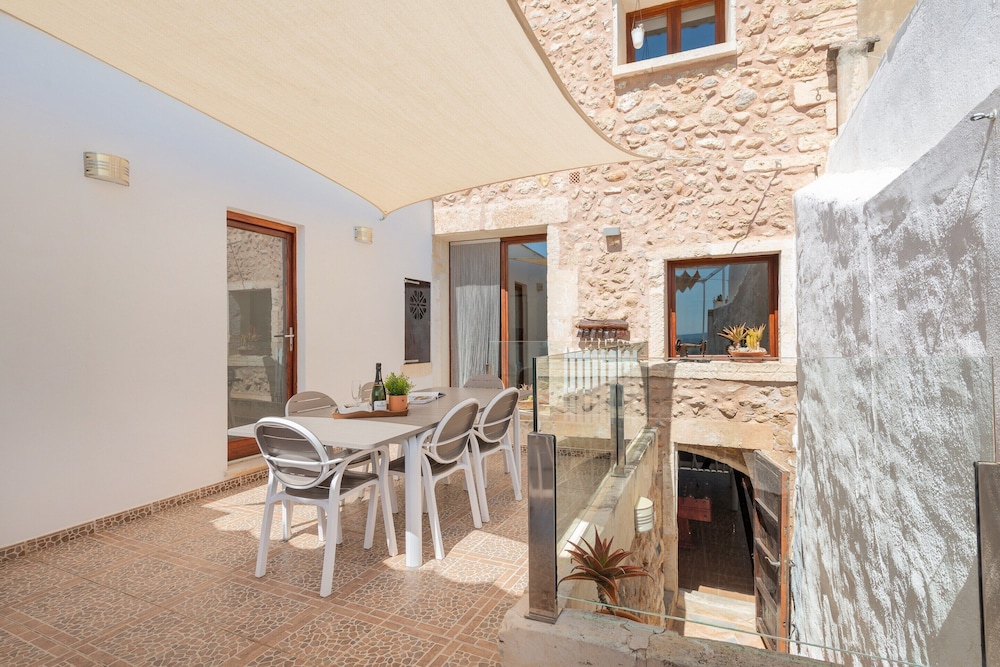 Villa in Buger With Pool & Mountain Views
