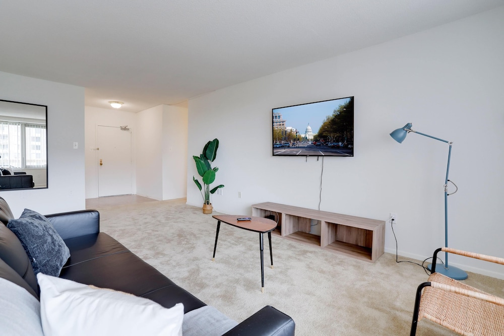 Stylish Comfort Condo in Crystal City