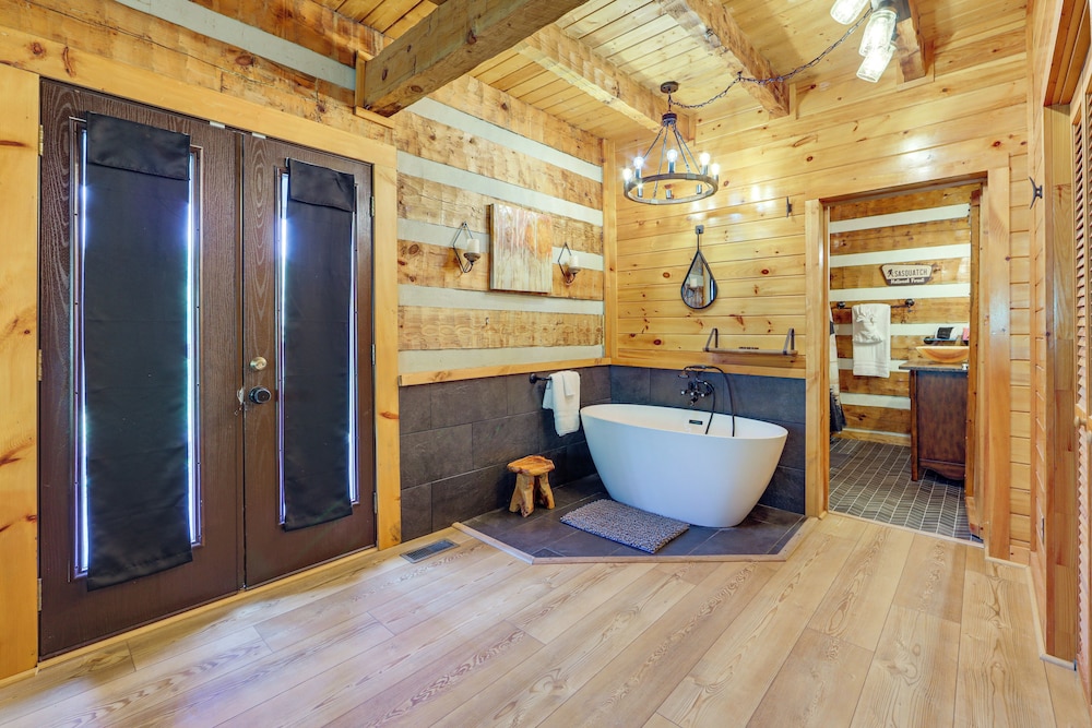 Mins to Dollywood: Boujee Bear Cabin w/ Hot Tub!