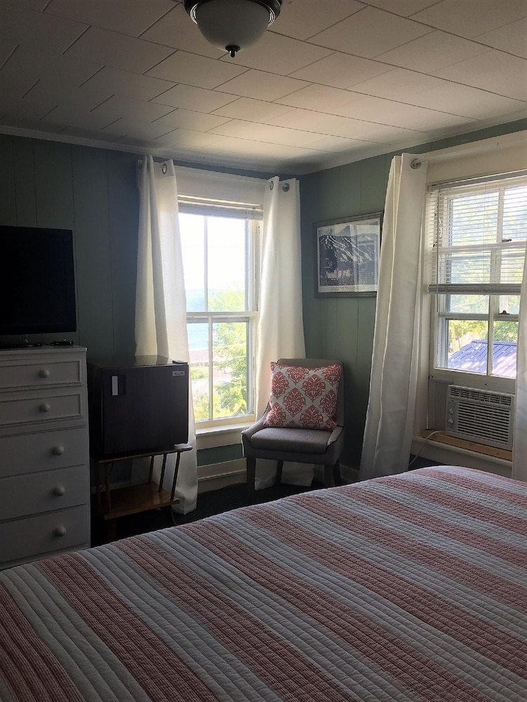 Lakeview House & Cottages