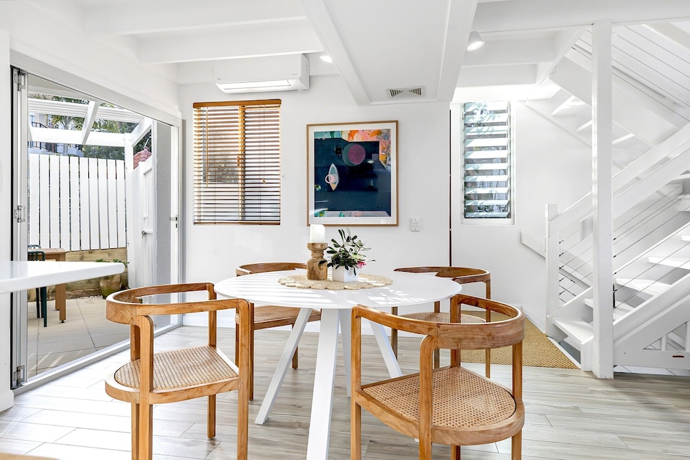 2-bed Coastal Haven With Pool by Sunshine Beach