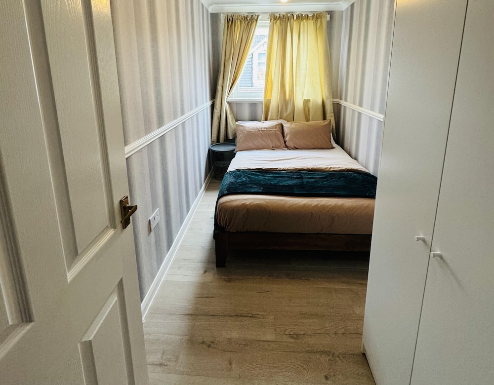 Entire 4-bed House in Sunderland view 2